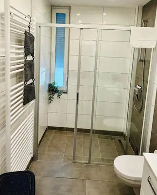 Ein Badezimmer in der Unterkunft FeWo Kastanie mit Balkon #Netflix #Innenstadtnähe von Harztraveler