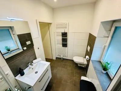 Ein Badezimmer in der Unterkunft FeWo Esche mit Balkon #Netflix #Innenstadtnähe von Harztraveler