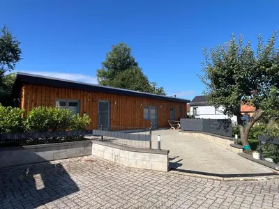 Das Gebäude in dem sich das Ferienhaus befindet