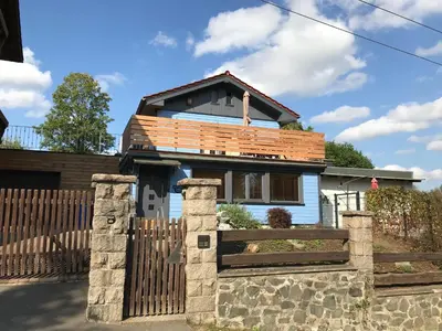 Das Gebäude in dem sich das Ferienhaus befindet
