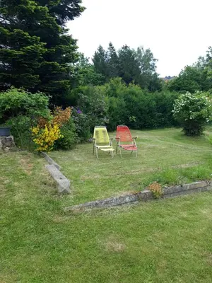 Ein Garten an der Unterkunft Rustikale Ferienwohnung mit Kamin