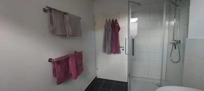 Ein Badezimmer in der Unterkunft FeWoReinel mit 2 Schlafzimmern