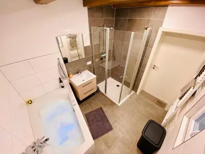Ein Badezimmer in der Unterkunft FeWo Lebenslust mit Whirlpoolbadewanne #Innenstadt#Außenbereich von Harztraveler