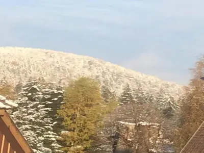 Ein allgemeiner Bergblick oder ein Berglick von des Ferienhauses aus