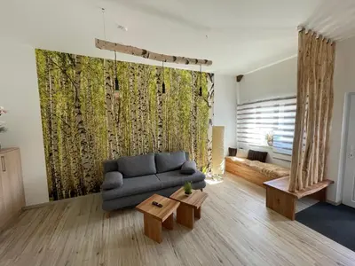 Ein Sitzbereich in der Unterkunft Ferienwohnung Holzwurm