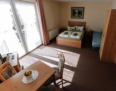 Ein Bett oder Betten in einem Zimmer der Unterkunft Pension Kristall