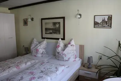 Ein Bett oder Betten in einem Zimmer der Unterkunft Pension Zum Lukullus