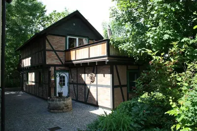 Das Gebäude in dem sich das Ferienhaus befindet