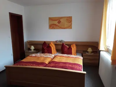 Ein Bett oder Betten in einem Zimmer der Unterkunft Haus Bergfried SORGENFREI BUCHEN
