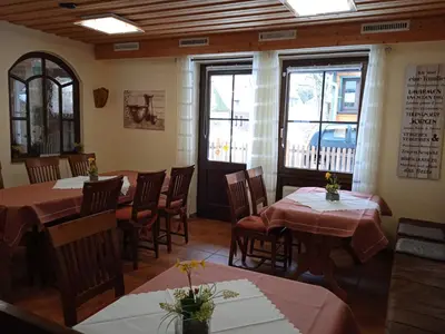 Ein Restaurant oder anderes Speiselokal in der Unterkunft Pension Drei Elstern