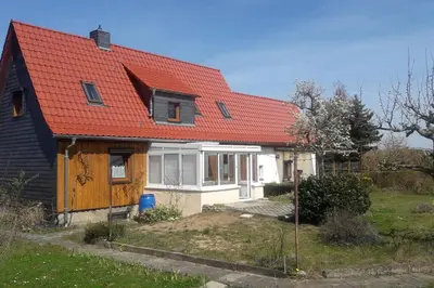 Das Gebäude in dem sich das Ferienhaus befindet