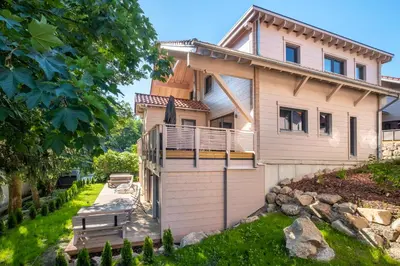 Das Gebäude in dem sich das Ferienhaus befindet