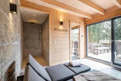 Ein Sitzbereich in der Unterkunft Bergwaldchalets Wellness