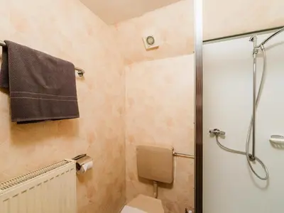 Ein Badezimmer in der Unterkunft Haus Sabine - Familienzimmer 1