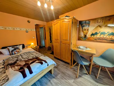 Ein Bett oder Betten in einem Zimmer der Unterkunft Haus Sabine - Familienzimmer 1