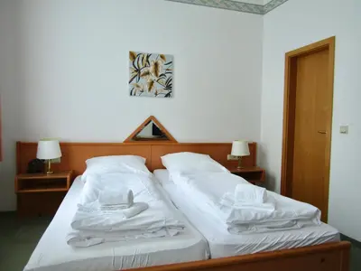 Ein Bett oder Betten in einem Zimmer der Unterkunft Pension Hexenkessel