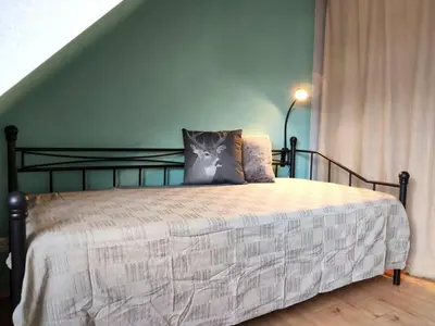 Ein Bett oder Betten in einem Zimmer der Unterkunft Ferienhaus Blaue Blume mit 11 kW Ladestation, Kamin, Terrasse, eingezäuntem Garten, Sauna, WLAN, Netflix, 2 Hunde willkommen!