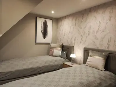 Ein Bett oder Betten in einem Zimmer der Unterkunft Ferienhaus Blaue Blume mit 11 kW Ladestation, Kamin, Terrasse, eingezäuntem Garten, Sauna, WLAN, Netflix, 2 Hunde willkommen!