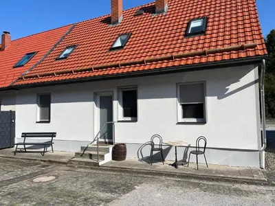Das Gebäude in dem sich das Ferienhaus befindet