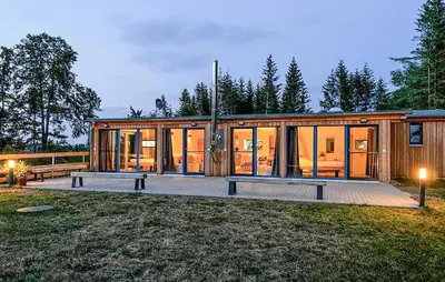 Das Gebäude in dem sich das Ferienhaus befindet
