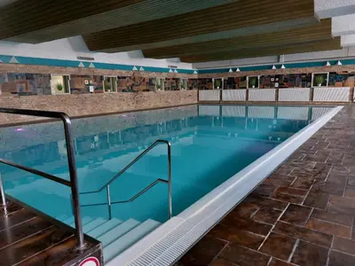 Der Swimmingpool an oder in der Nähe von Ferienwohnung Domicile chic mit Schwimmbad und Saunanutzung