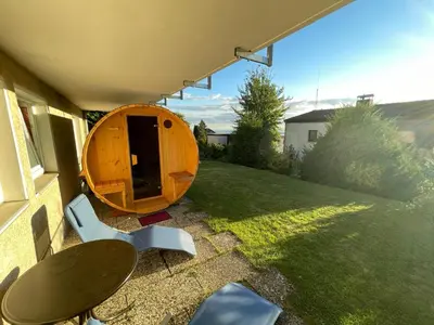 Ein Garten an der Unterkunft Ferienwohnung Elfengast, FassSauna, Harzurlaub in bester Lage