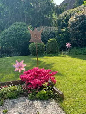 Ein Garten an der Unterkunft Ferienwohnung Elfengast, FassSauna, Harzurlaub in bester Lage