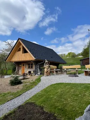 Ein Garten an der Unterkunft Blockhaus PanHütte