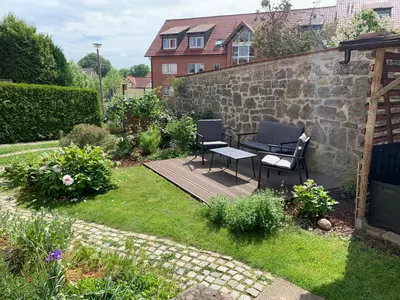Ein Garten an der Unterkunft Ferienwohnung Pölkentor