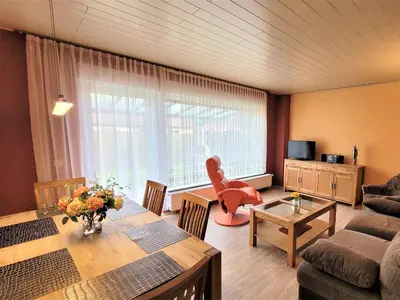 Ein Sitzbereich in der Unterkunft Ferienhaus am Wald - Einzelstandort mit Wallbox