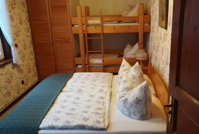 Ein Bett oder Betten in einem Zimmer der Unterkunft Haus Bindseil - Ferienwohnung im OG, links