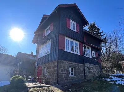 Das Gebäude in dem sich das Ferienhaus befindet
