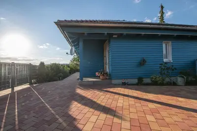 Das Gebäude in dem sich das Ferienhaus befindet
