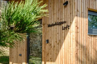 Das Gebäude in dem sich das Ferienhaus befindet