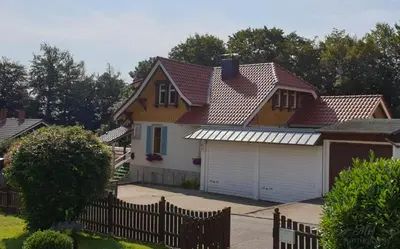 Das Gebäude in dem sich das Ferienhaus befindet