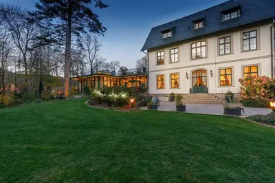 Ein Garten an der Unterkunft Villa Ottilienruh - Pfauen-Suite