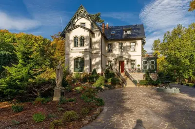 Ein Garten an der Unterkunft Villa Ottilienruh - Spitzweg-Suite