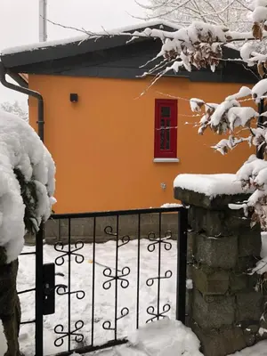 kleines Harz-Chalet im Winter