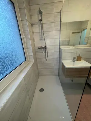 Ein Badezimmer in der Unterkunft FeWo Elbo46 mit Balkon, Waschmaschine & Smart TV