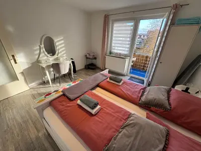 Ein Bett oder Betten in einem Zimmer der Unterkunft FeWo Elbo46 mit Balkon, Waschmaschine & Smart TV