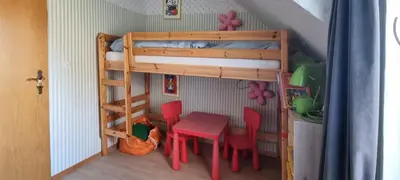 Ein Etagenbett oder Etagenbetten in einem Zimmer der Unterkunft Braunlage Vintage Quartier - Haus bis 16 Personen - 8 Zimmer WG
