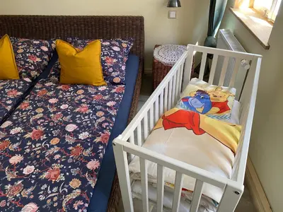 Ein Bett oder Betten in einem Zimmer der Unterkunft Ferienwohnung Anneliese im Einzeldenkmal - Lange Gasse 29