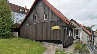 Das Gebäude in dem sich das Ferienhaus befindet