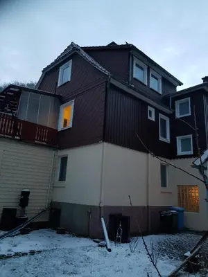 Das Gebäude in dem sich das Ferienhaus befindet