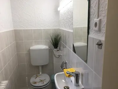 Ein Badezimmer in der Unterkunft Haus am Fluss mit wunderschöner Dachterrasse mit Flussblick ,Garten und Grill