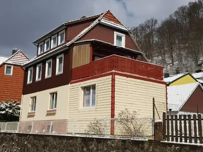 Das Gebäude in dem sich das Ferienhaus befindet