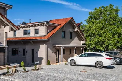 Das Gebäude in dem sich das Ferienhaus befindet