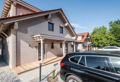 Das Gebäude in dem sich das Ferienhaus befindet
