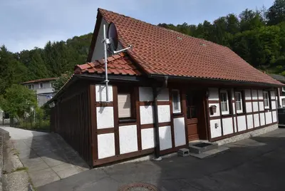 Das Gebäude in dem sich das Ferienhaus befindet