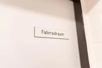 Ein Zertifikat, Auszeichnung, Logo oder anderes Dokument, das in der Unterkunft FeWo Harzer Weitblick, bis 2 Hunde Willkommen, W-Lan, 2x Smart TV, DTV 4 Sterne, 4 Pfoten ausgestellt ist